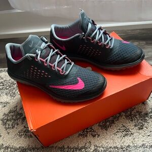 Woman’s Nike lite run 2 sneakers